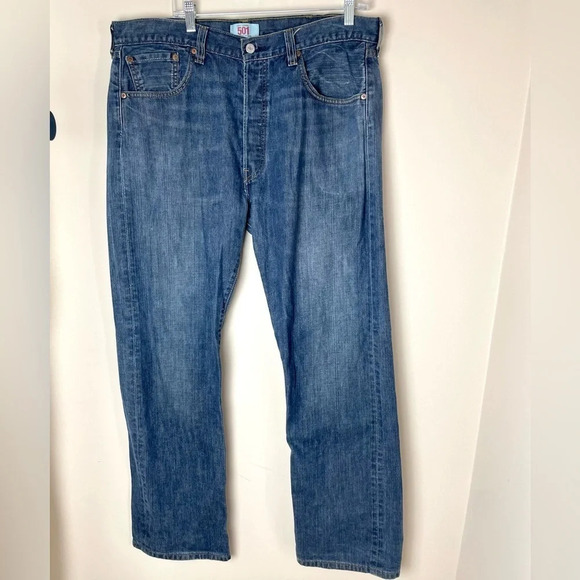 Levi's | Men's Medium Wash Straight Leg Button Fly Jeans 38x32 - Picture 1 of 7